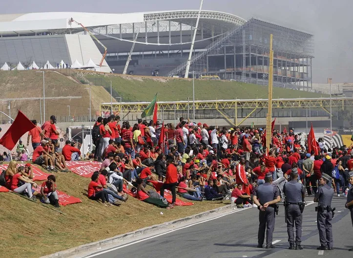 200 professeurs bloquent la Seleção