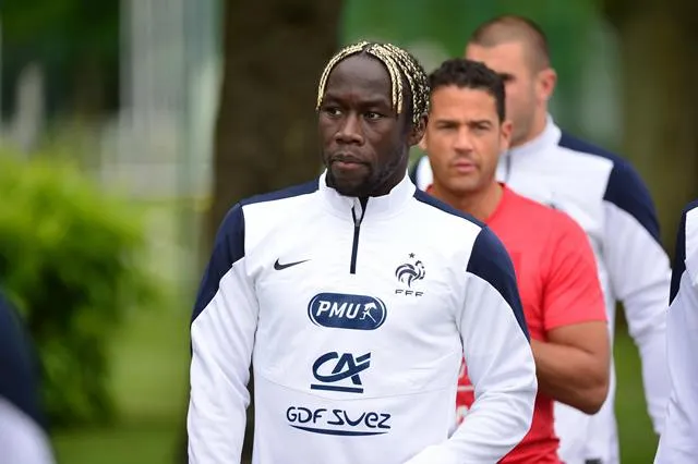 Sagna garde « les épaules sur la tête »