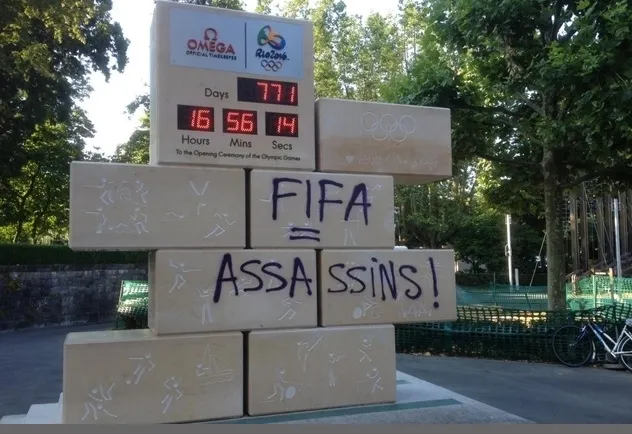 Photo : Un tag anti-Fifa sur l’horloge du CIO