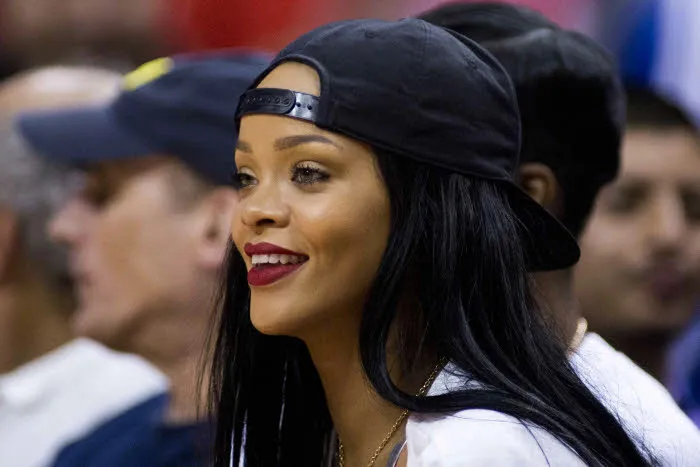 Bon sang, pourquoi Rihanna joue-t-elle avec les footballeurs ?