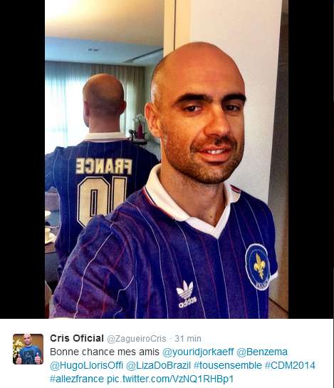 Photo : Cris derrière les Bleus