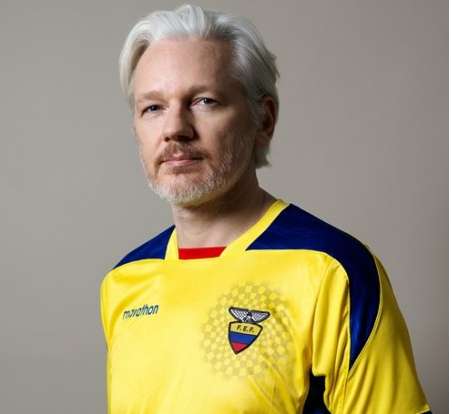 Photo : Assange supporte l&rsquo;Équateur