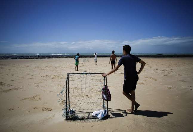 Tu sais que tu joues au foot sur la plage quand…