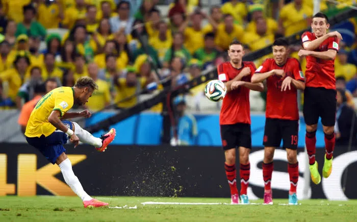 Coups francs directs : le flop du spray !