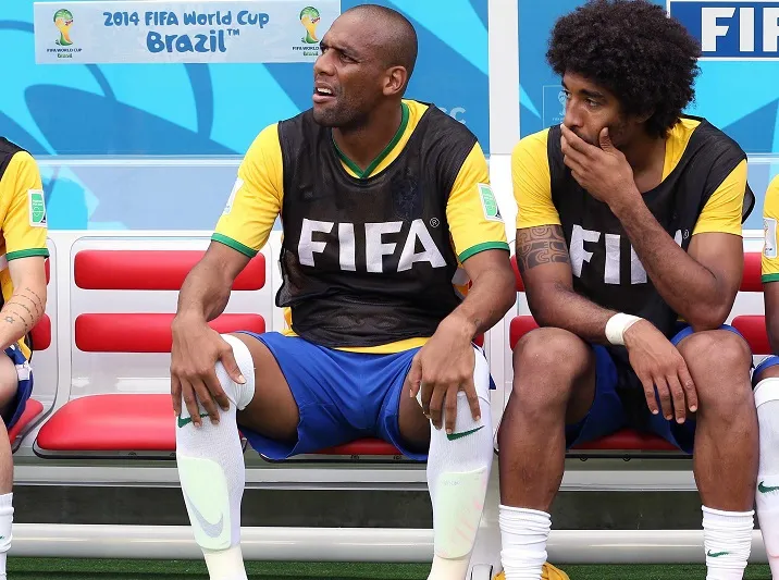 Alves sur le banc, Maicon titulaire