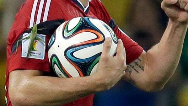 Photo : James Rodríguez et sa sauterelle