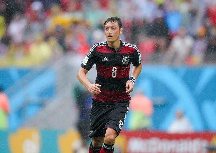 Breitner charge Özil