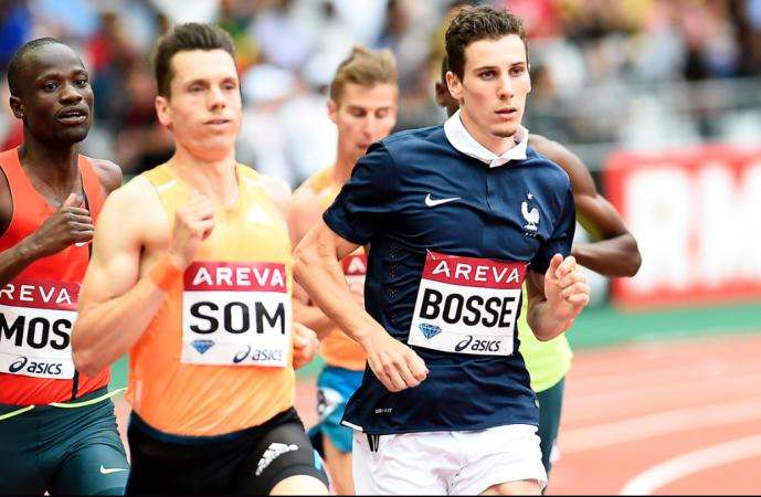 Bosse court avec le maillot des Bleus