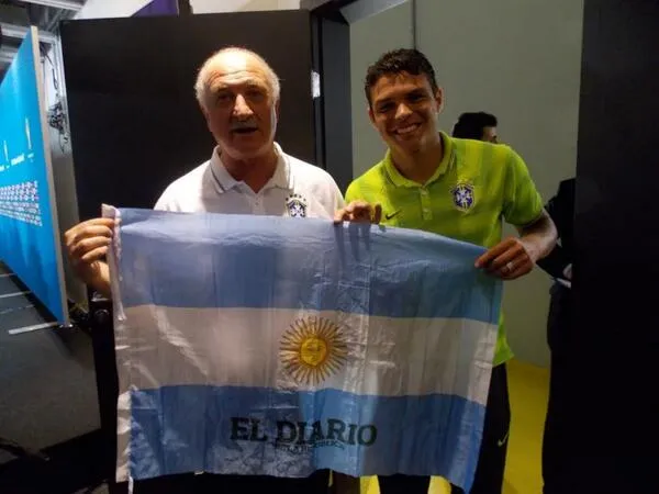 Photo : Scolari et Thiago Silva avec le drapeau argentin