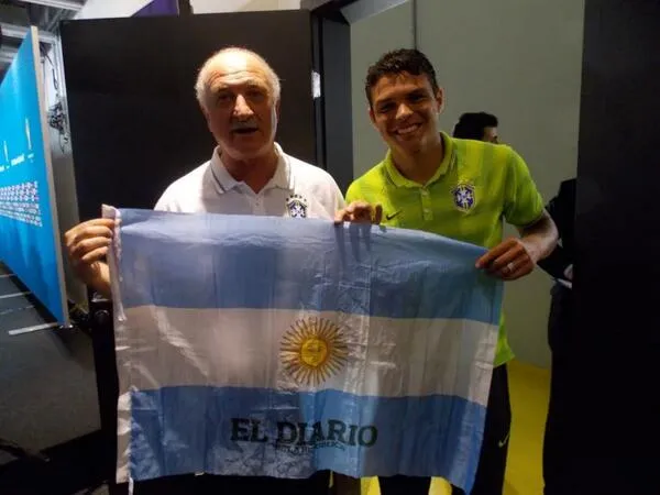 Photo : Scolari et Thiago Silva avec le drapeau argentin