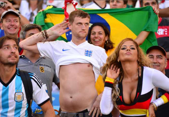 Il se moque d&rsquo;une supportrice allemande