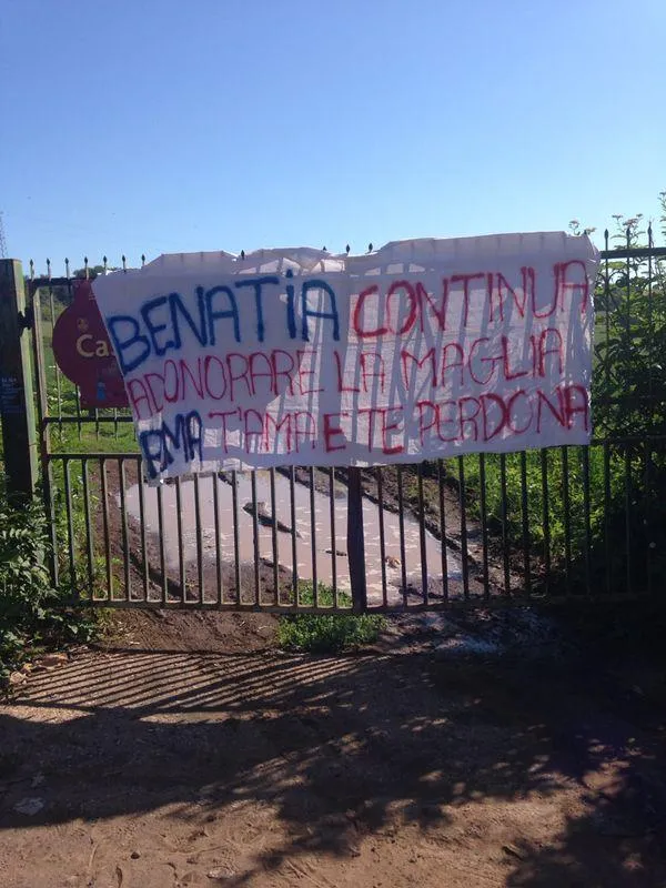 Photo : Une banderole pour Benatia