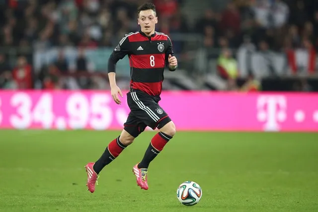 Özil offre sa prime à des enfants malades