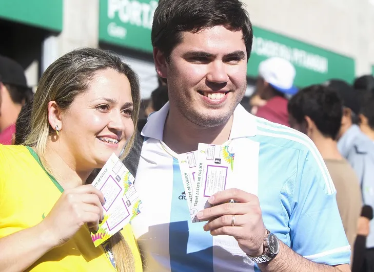 CDM : Il reçoit deux billets pour la finale