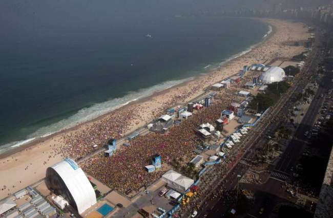 Photo : 40 000 personnes à Copacabana