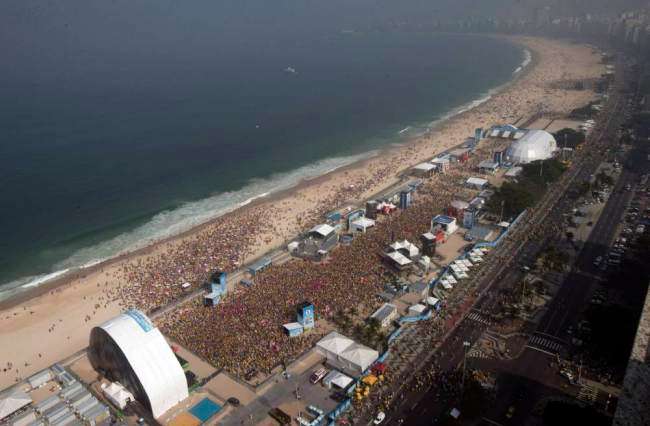 Photo : 40 000 personnes à Copacabana