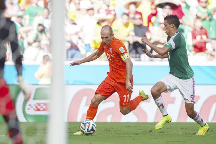 Héctor Moreno absent 6 mois