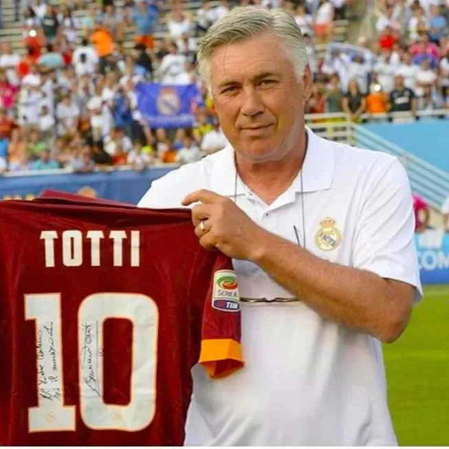 Photo : Le cadeau de Totti à Ancelotti