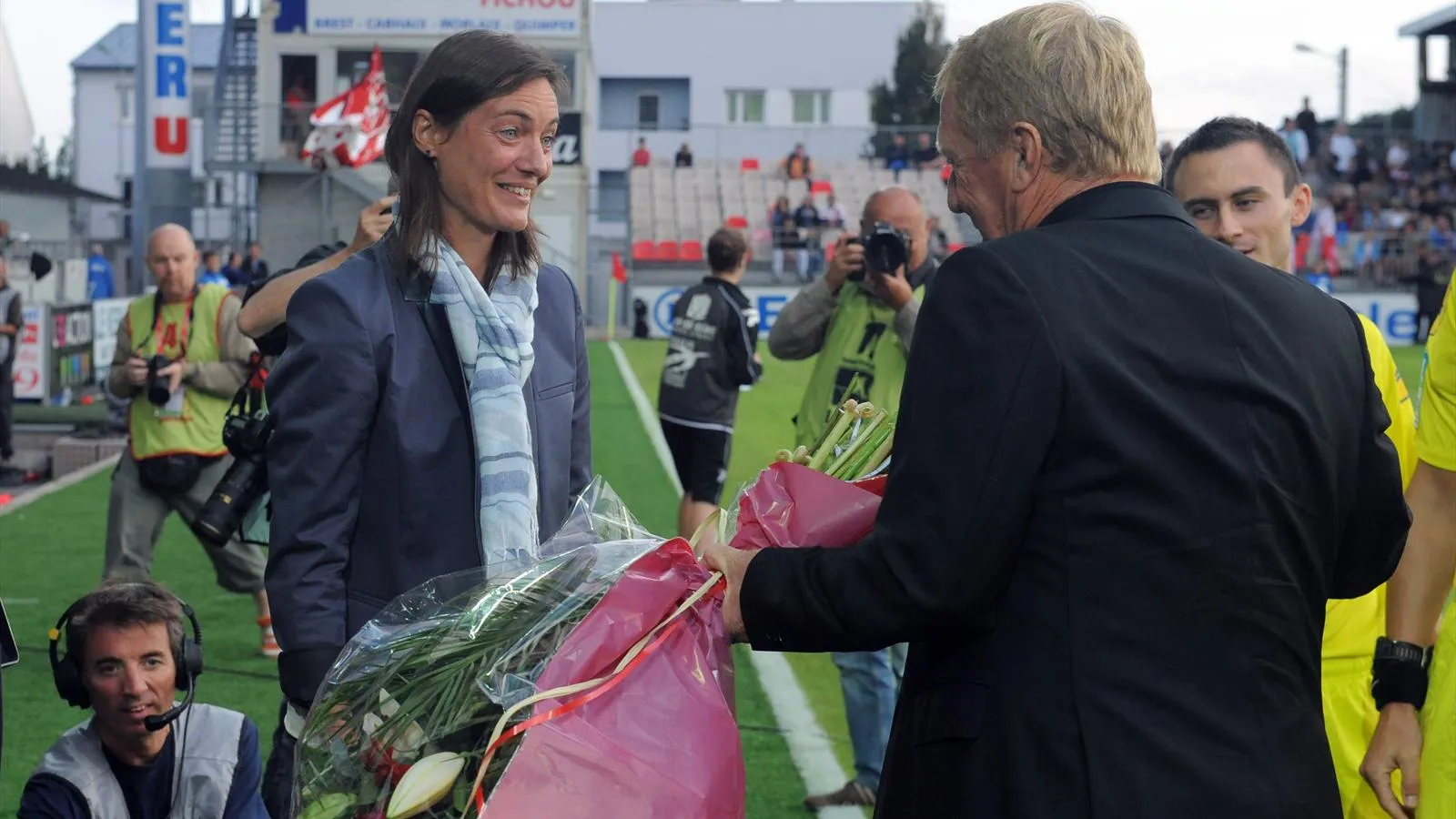 Photo : Le bouquet d&rsquo;Alex Dupont à Corinne Diacre