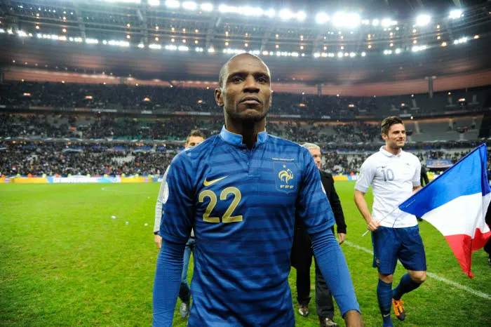 Abidal arrête aussi l&rsquo;équipe de France