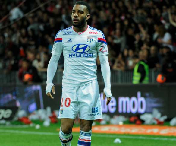Lacazette reste à Lyon
