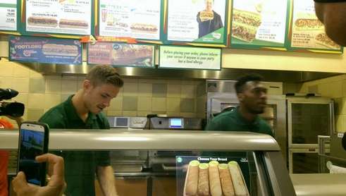 Photo : Des Reds employés à Subway