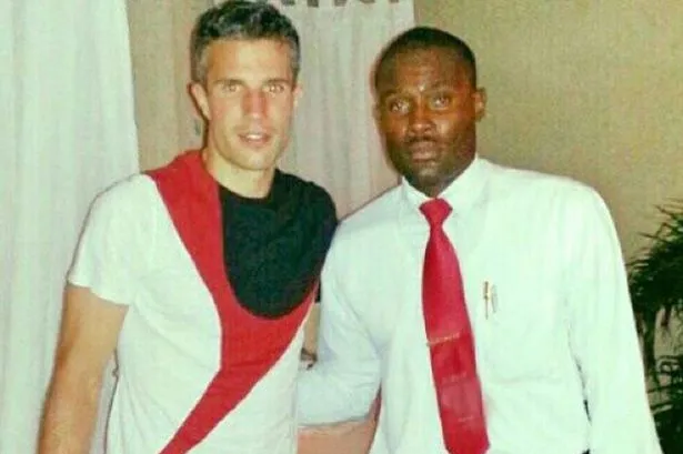 Photo : Un serveur suspendu pour avoir posé avec Van Persie