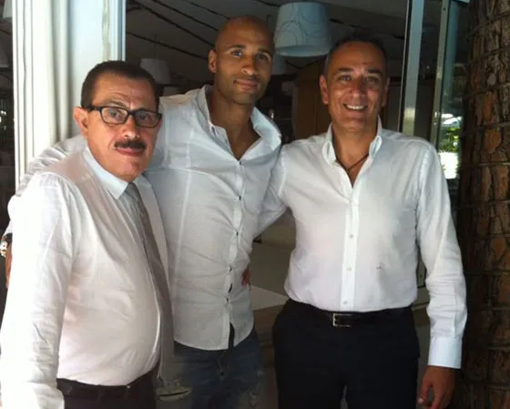 Kamara signe pour une page Facebook