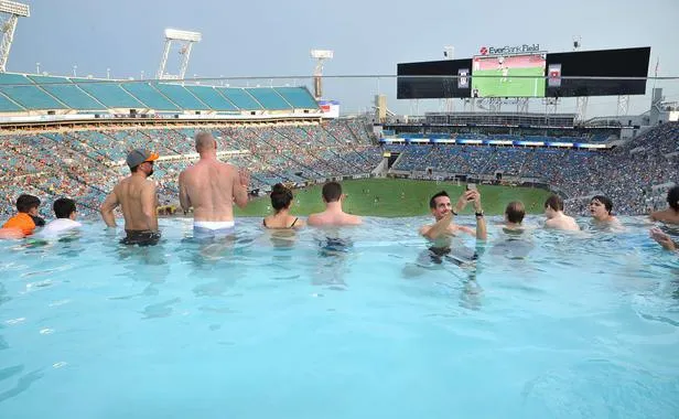 Photo : Une tribune-piscine