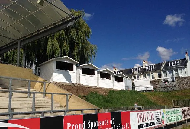 Des cabanes de plage en guise de loges