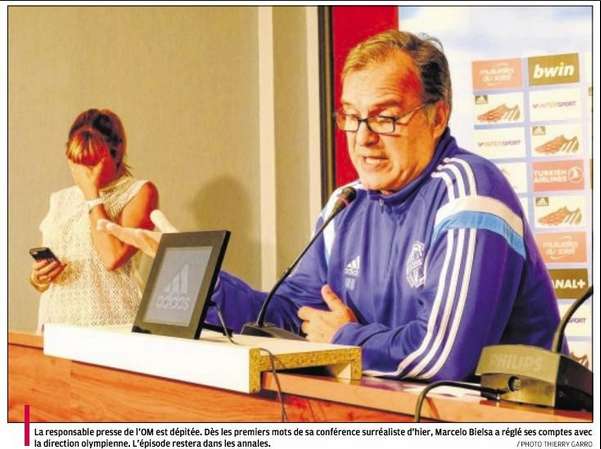 Photo : Bielsa dépite l&rsquo;attachée de presse