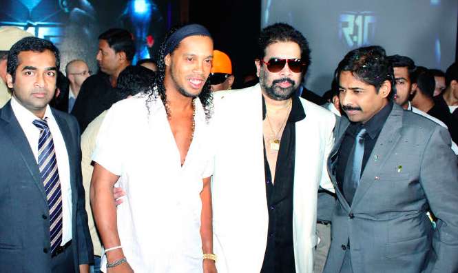 Mais que vient faire Ronaldinho à Querétaro ?