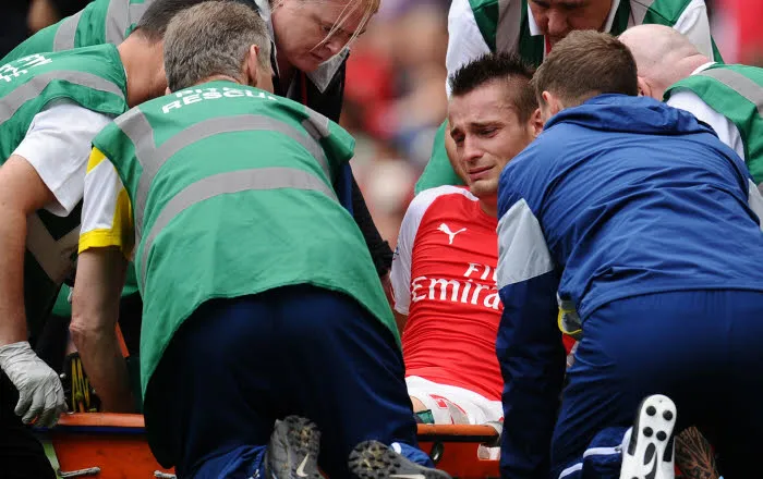 Debuchy absent 3 mois
