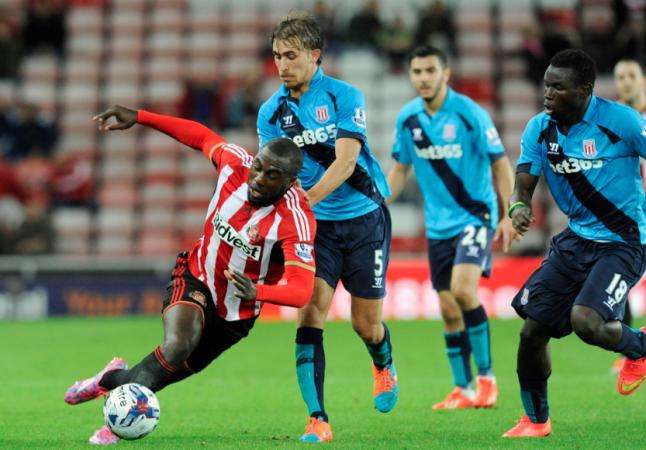 Altidore tape du poing sur la table