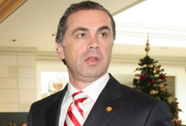 6 mois pour un officiel de Belgrade