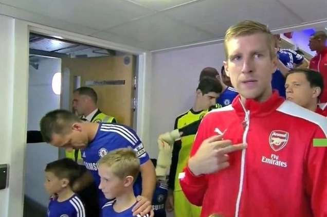Le doigt d&rsquo;honneur de Mertesacker