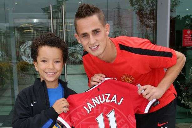Januzaj paie un maillot à un jeune fan