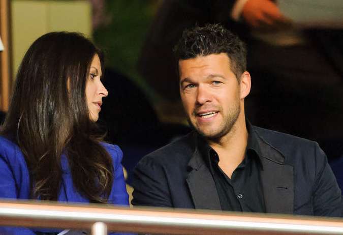 Ballack descend Özil