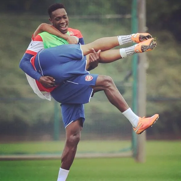 Photo : Welbeck fait du air guitare