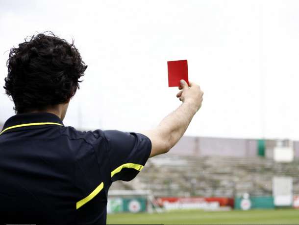 Menacé, l&rsquo;arbitre stoppe le match
