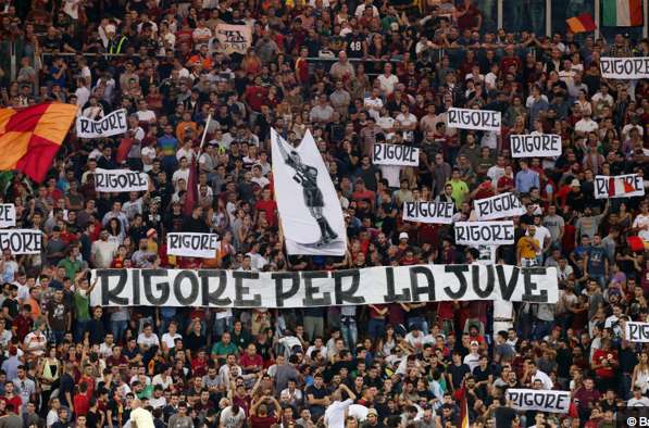 Photo : Les tifosi de la Roma chambrent la Juve