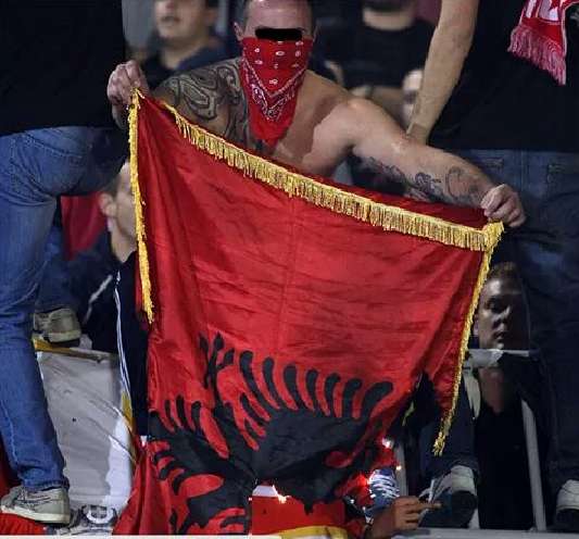 Photo : drapeau albanais brûlé à Belgrade