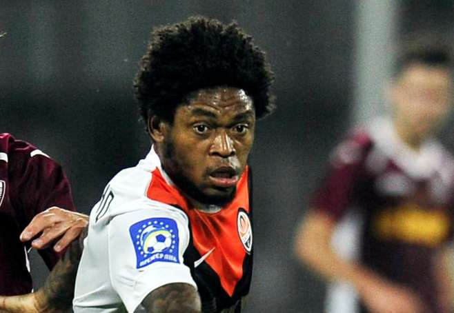 Luiz Adriano victime de chants racistes