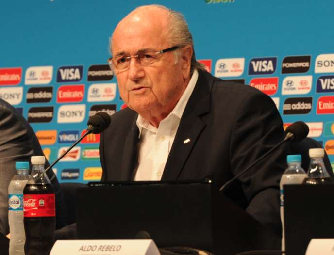 Blatter veut repenser le but à l&rsquo;extérieur