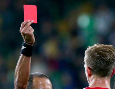 Un arbitre distribue les cartons plus vite que son ombre