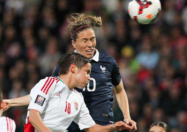 Des joueuses s&rsquo;inclinent devant la FIFA