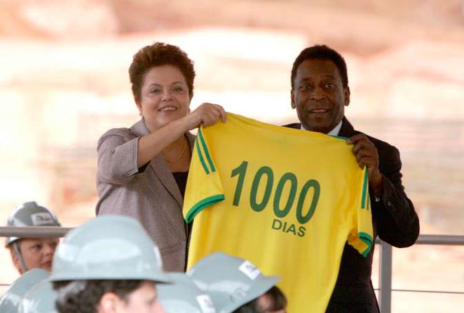 Pelé dément être en soins intensifs