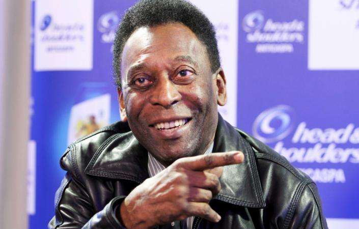 Pelé signe un contrat à vie avec Santos