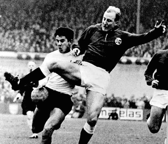 « Désormais messieurs, les coups de pied sont interdits ! »