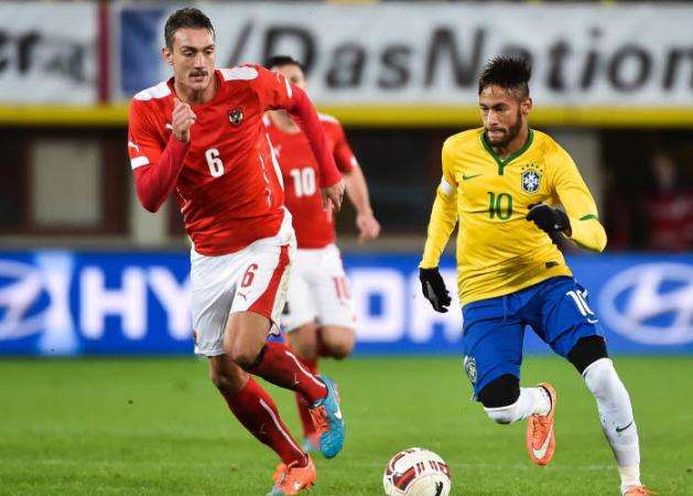 Neymar file le brassard à Silva